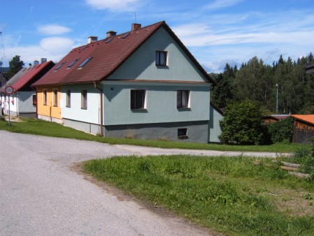 Zrenovovaný řádový rodinný dům v šumavském turistickém středisku Nová Pec